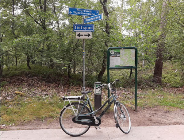 Elektrische fiets van Partypunt Fietsverhuur bij een fietsroute-knooppunt op de Veluwe