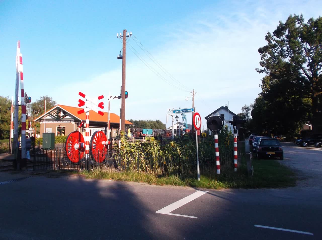 Historische stoomtrein bij de spoorwegovergang in het dorp Lieren, te zien tijdens de tandemtocht