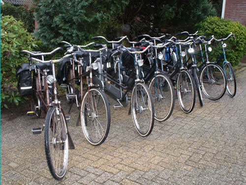 Meerdere klassieke Gazelle-tandems van Partypunt Fietsverhuur op een rij