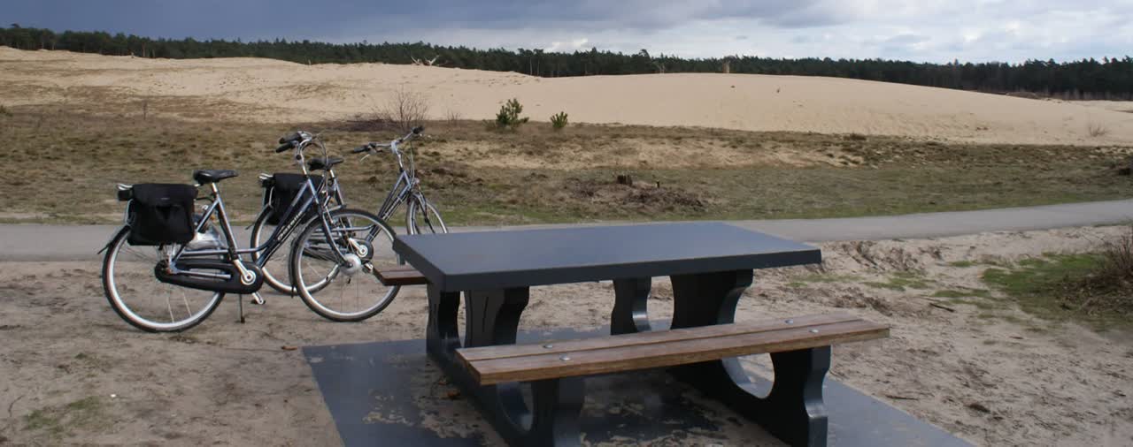 Picknicktafel bij de zandduinen van Het Leesten, pauzeplek tijdens de fietsroute op de Veluwe