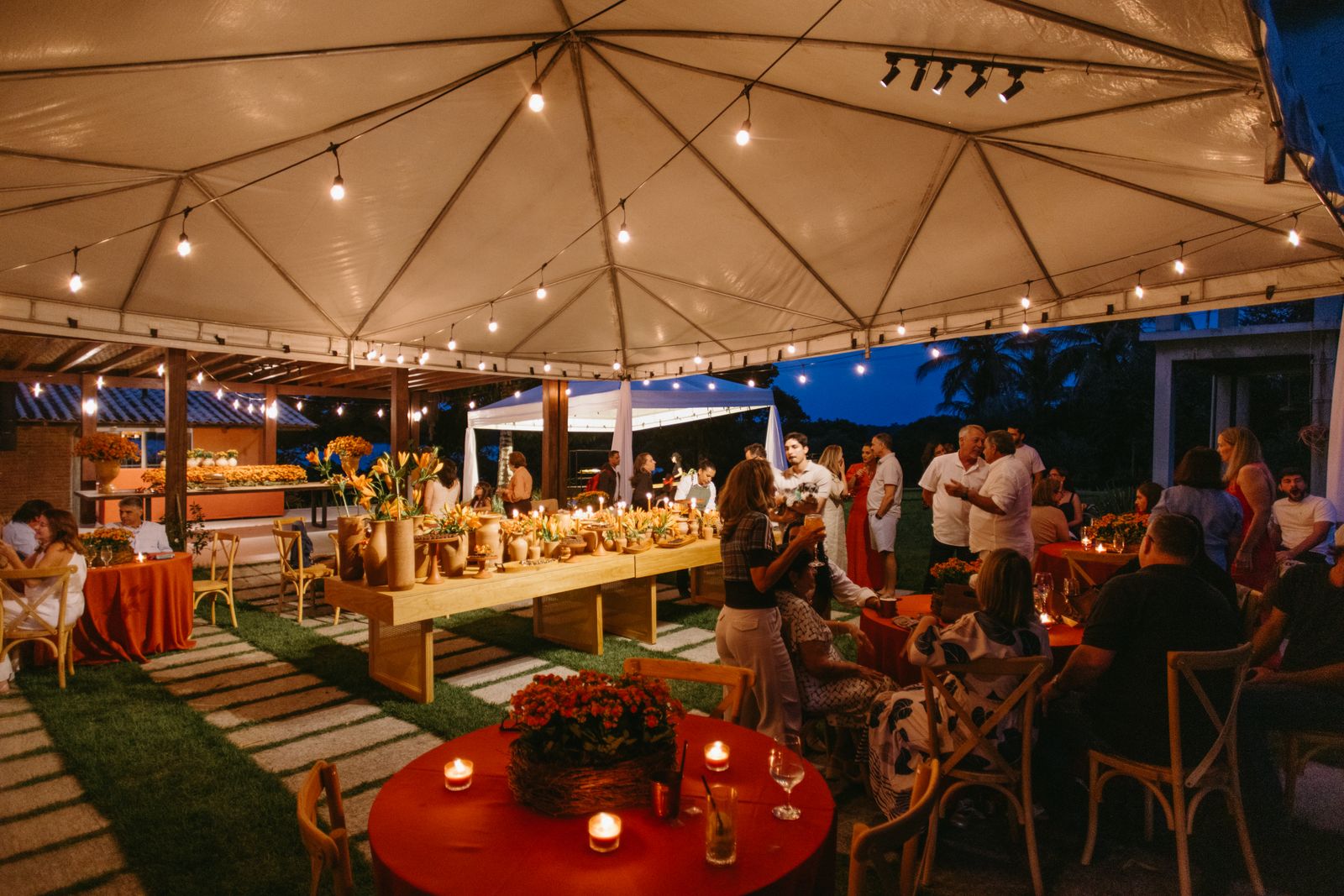 Feesttenten en overkappingen te huur