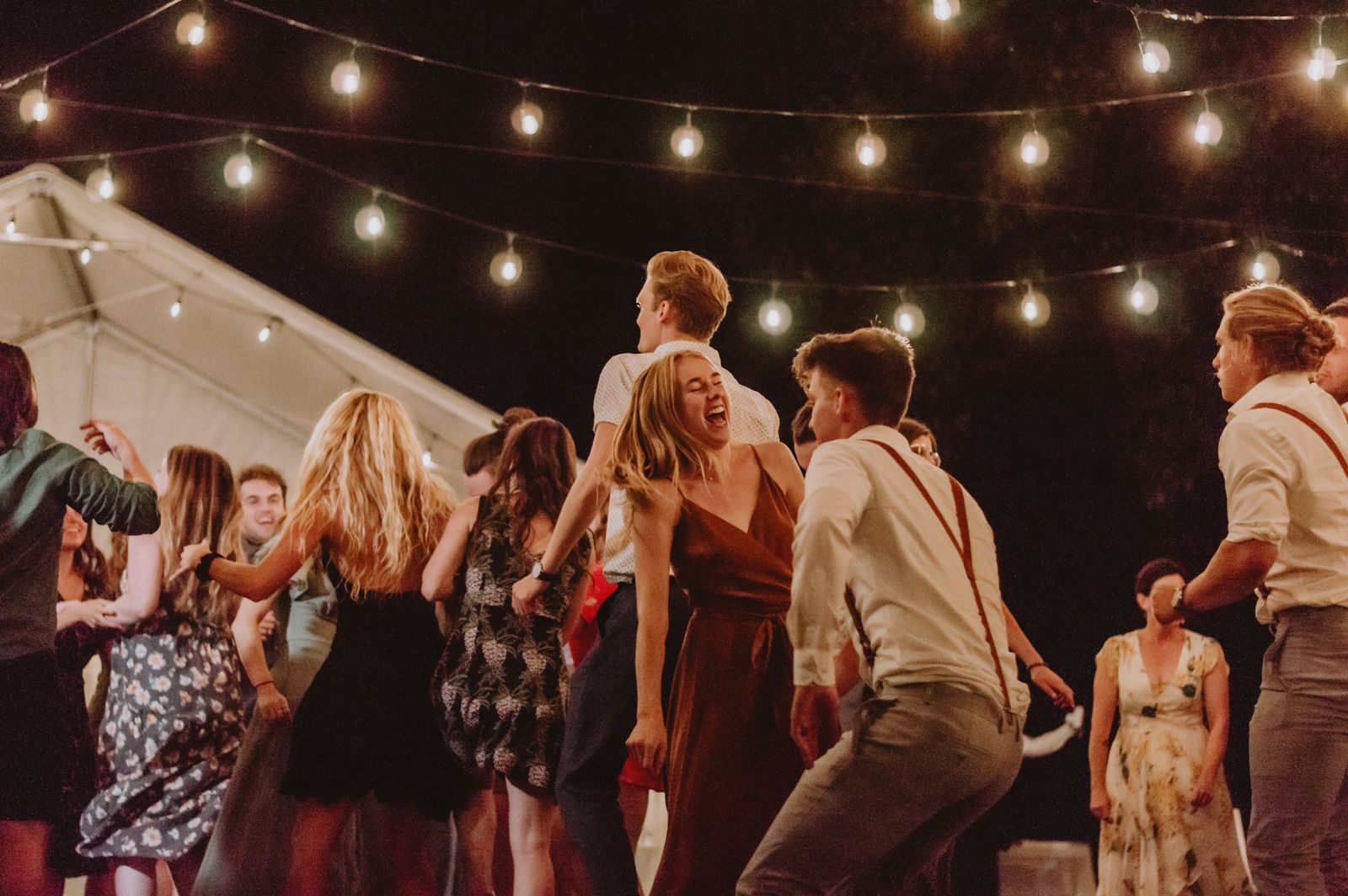 Silent disco met oplichtende koptelefoons in het donker