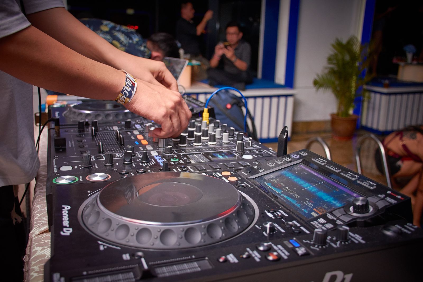 DJ draait in het donker met rook en gekleurd licht