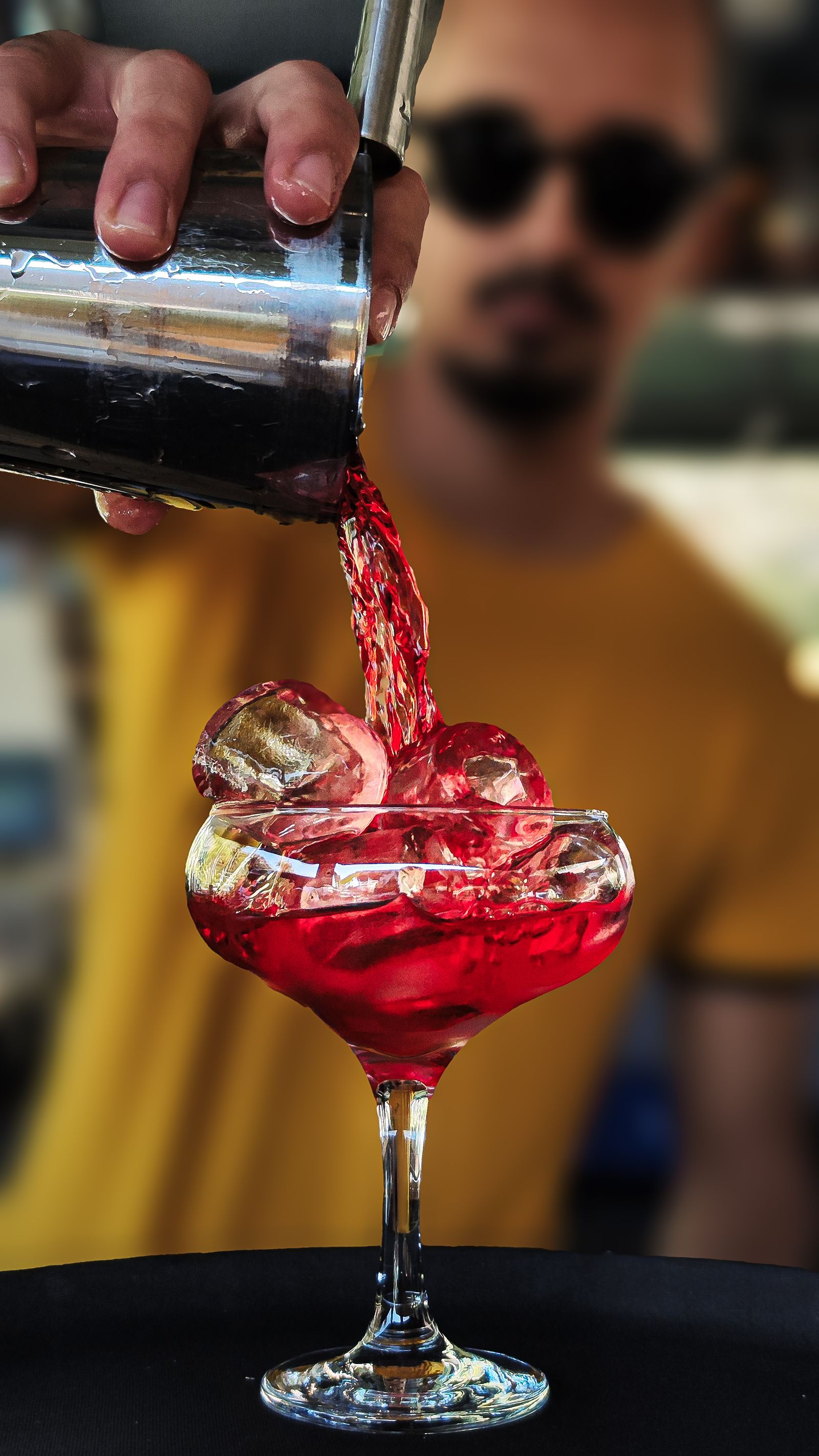 Sfeervol verlichte avondborrel in Ibiza-stijl