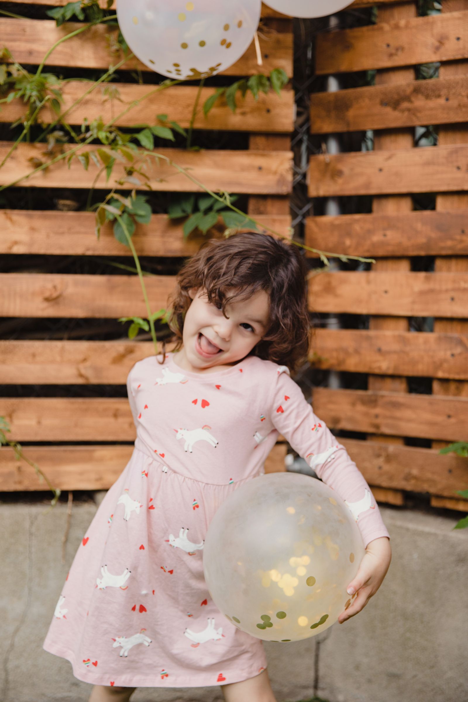 Kinderen vieren feest met slingers en spelletjes