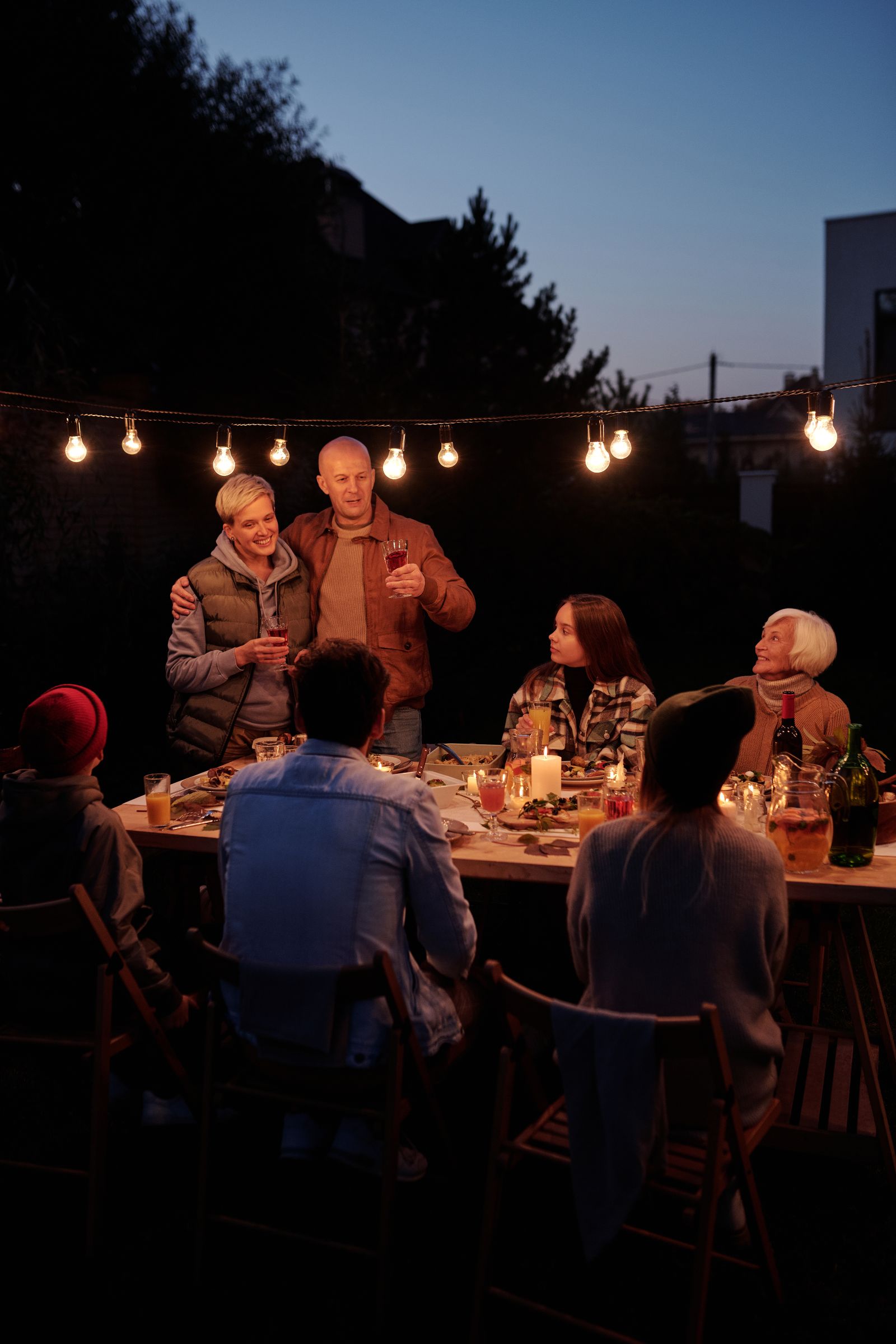 Buren vieren samen een straatfeest aan een lange tafel